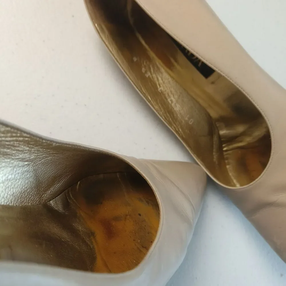 Escada Vintage Shoes Leather Pumps Woman Cream and Gold Size 7-B‎ Italian